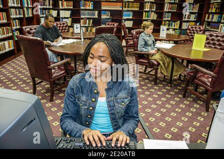 Alabama Monroeville Alabama Southern Community College campus biblioteca, Learning Resources Center studenti biblioteca Black femmina dattilografia, all'interno int Foto Stock