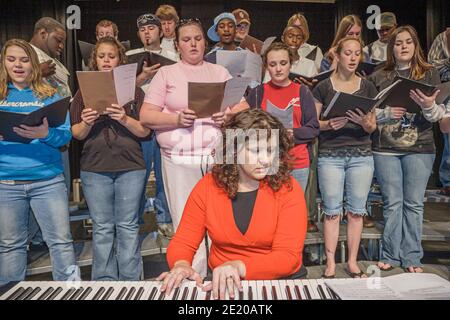 Alabama Monroeville Alabama Southern Community College campus James Nettles Auditorium, studenti coro pratica prove cantando donne uomini fe Foto Stock