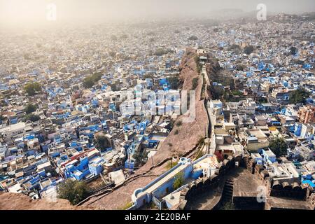 Vista aerea della città blu dal forte Mehrangarh a Jodhpur, Rajasthan, India Foto Stock