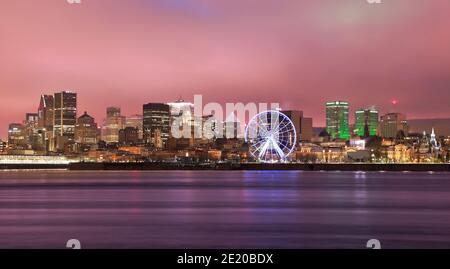 Lo skyline di Montreal al crepuscolo e St Lawrence River, Quebec, Canada Foto Stock