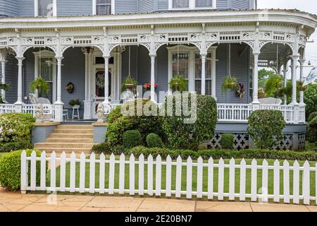 Alabama Troy College Street storica casa vittoriana stile architettura dettaglio, ingresso fronte portico esterno recinto bianco picket esterno, Foto Stock