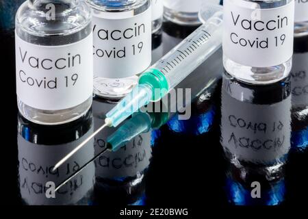 Flaconcini di vaccino contro Covid-19 in Francia, e siringa Foto Stock