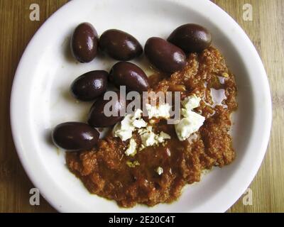 Htipiti. Peperone rosso arrosto greco e salsa di formaggio Feta con olive nere Foto Stock