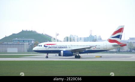 MONACO di BAVIERA, GERMANIA - 11 OTTOBRE 2015: British Airways Airbus A320 sulla Taxiway prima del decollo dall'aeroporto Foto Stock