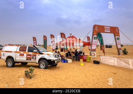 Horimlaa, Arabia Saudita - 7 gennaio 2021: La porta di partenza della fase 5, Dakar Rally Foto Stock