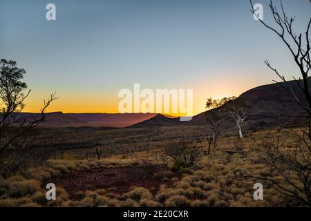 Alba dietro Mount Bruce, Parco Nazionale Karijini, Australia Occidentale Foto Stock
