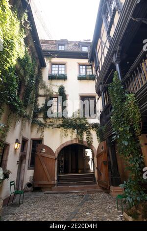 All'interno del cortile interno del Museo alsaziano di Strasburgo, Francia. Foto Stock