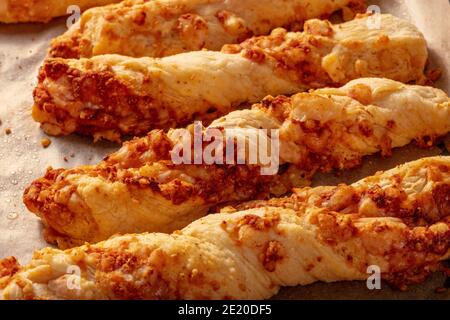 Paillette di formaggio fatte in casa su una teglia da forno, primo piano Foto Stock