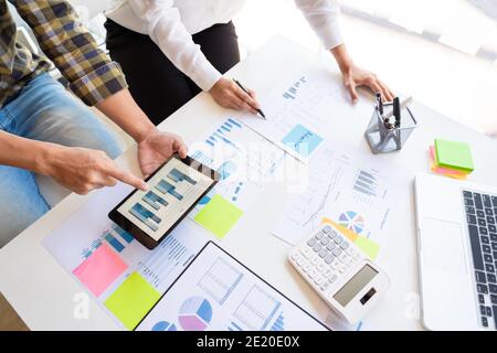 i giovani dirigenti aziendali lavorano con un nuovo progetto di startup che lavora con un piano sulla scrivania dell'ufficio e con un moderno computer digitale. Foto Stock