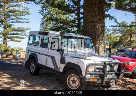 Veicolo bianco classico difensore Land Rover parcheggiato a Sydney spiaggia, NSW, Australia Foto Stock