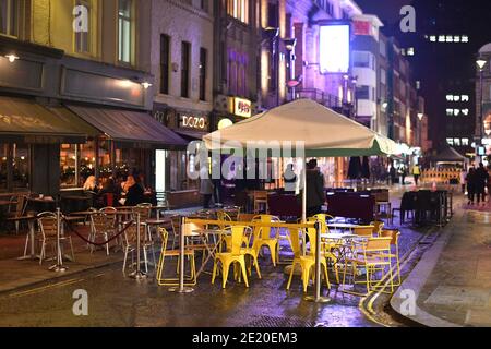 File photo datato 2/12/2010 di posti a sedere all'aperto vuoti fuori bar a Soho, Londra dopo la fine del secondo blocco nazionale e l'Inghilterra è entrato in un sistema rafforzato a più livelli di restrizioni del coronavirus. MPS e i colleghi devono indagare sull'impatto di Covid-19 sulla vita notturna britannica dopo l'imposizione di 10 mesi di restrizioni sociali a causa della pandemia. Foto Stock