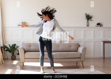 Giovane etnia africana donna multirazziale che danzano all'interno. Foto Stock