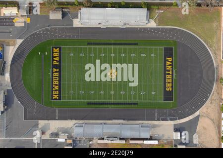 Una vista aerea del campo di calcio e della pista di George Hurley alla Newbury Park High School, mercoledì 6 gennaio 2020, a Newbury Park, California. Foto Stock