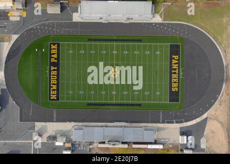 Una vista aerea del campo di calcio e della pista di George Hurley alla Newbury Park High School, mercoledì 6 gennaio 2020, a Newbury Park, California. Foto Stock