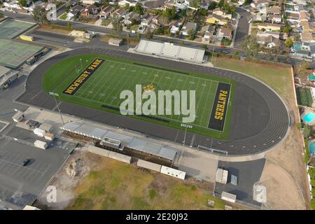 Una vista aerea del campo di calcio e della pista di George Hurley alla Newbury Park High School, mercoledì 6 gennaio 2020, a Newbury Park, California. Foto Stock