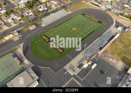 Una vista aerea del campo di calcio e della pista di George Hurley alla Newbury Park High School, mercoledì 6 gennaio 2020, a Newbury Park, California. Foto Stock