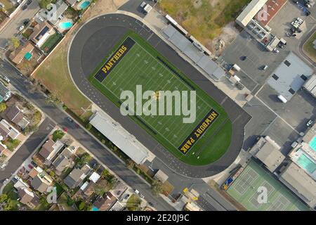 Una vista aerea del campo di calcio e della pista di George Hurley alla Newbury Park High School, mercoledì 6 gennaio 2020, a Newbury Park, California. Foto Stock