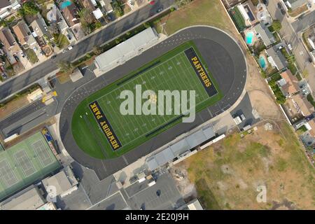 Una vista aerea del campo di calcio e della pista di George Hurley alla Newbury Park High School, mercoledì 6 gennaio 2020, a Newbury Park, California. Foto Stock