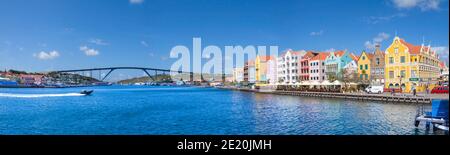 Il Kon. Il ponte Julianabrug e il panoramico lato di Punda del porto di Willemstad, un simbolo nazionale di Curacao. Tre immagini sono state combinate per questo pano Foto Stock