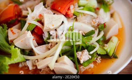 Insalata di salsiccia vietnamita piccante cibo tailandese di strada Foto Stock