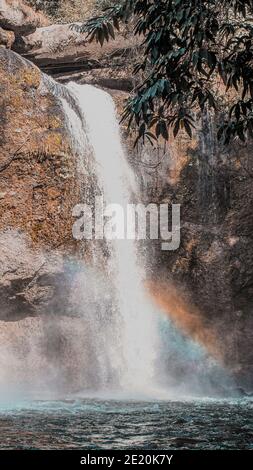 Cascata arcobaleno nella cascata Haew Suwat nel Parco Nazionale di Khao Yai Thailandia. Foto Stock