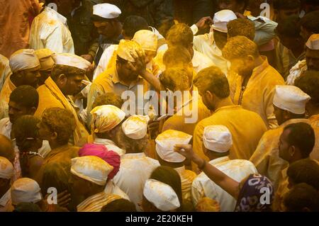 Bhandara il festival della doccia turmerica o haldi di jejuri Maharashtra, India. Foto Stock