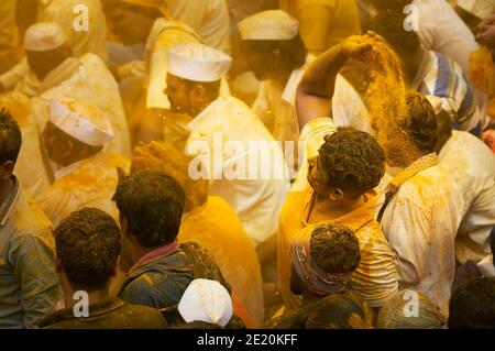 Bhandara il festival della doccia turmerica o haldi di jejuri Maharashtra, India. Foto Stock