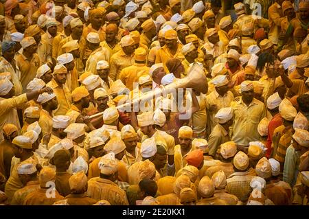 Bhandara il festival della doccia turmerica o haldi di jejuri Maharashtra, India. Foto Stock