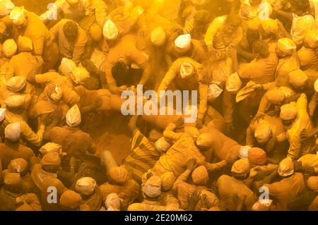 Bhandara il festival della doccia turmerica o haldi di jejuri Maharashtra, India. Foto Stock