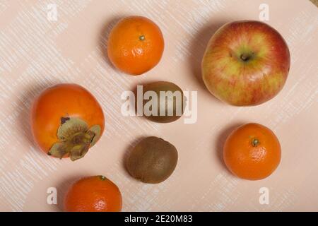 I frutti sono sparsi sulla superficie beige. Primo piano. Foto Stock