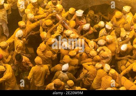 Bhandara il festival della doccia turmerica o haldi di jejuri Maharashtra, India. Foto Stock