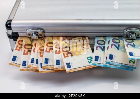 banconote da 50 e 20 euro in valigetta di alluminio di colore bianco sfondo Foto Stock