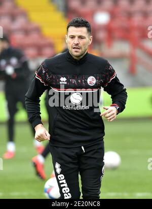 Il presentatore televisivo ed ex l'unico modo è la stella dell'Essex Mark Wright si riscalda durante la terza partita della fa Cup Emirates tra Crawley Town e Leeds United al People's Pension Stadium , Crawley , UK - 10 gennaio 2021 - solo per uso editoriale. Nessuna merchandising. Per le immagini di calcio si applicano restrizioni fa e Premier League inc. Nessun utilizzo di Internet/mobile senza licenza FAPL - per i dettagli contattare Football Dataco Foto Stock