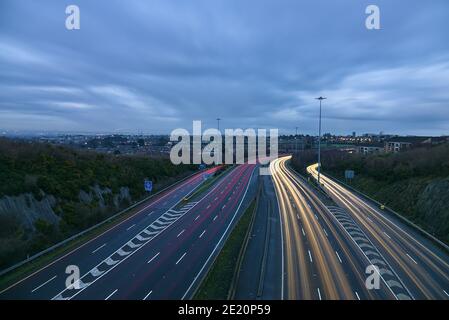 Bella esposizione molto lunga vista serale di sentieri di luce di veicoli sull'autostrada M50 Dublino, Irlanda. Trasporto durante il livello 5 a Dublino Foto Stock