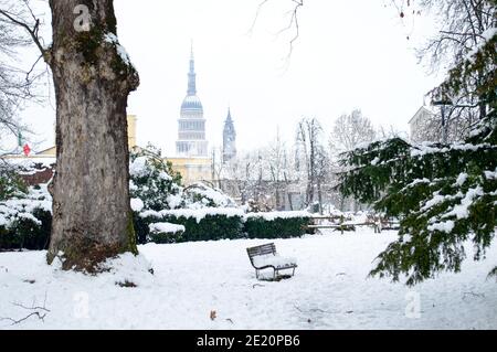 Giornata invernale a Novara, Italia. Un'insolita caduta di neve coprì la città e la cupola di San Gaudenzio in bianco Foto Stock