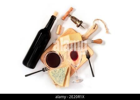 Degustazione di vini e formaggi, foto in piano su sfondo bianco, con cavatappi vintage, bottiglia di vino e due bicchieri Foto Stock