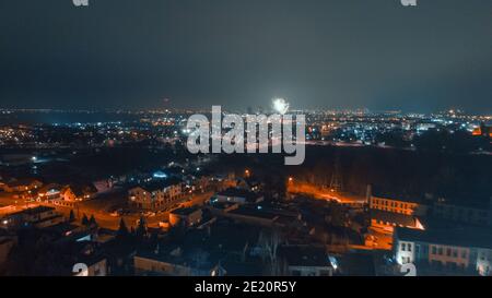 Aidok dall'aria sul panorama notturno della città Foto Stock