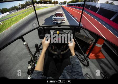 Console di gioco di simulatore di auto con acceleratore elettrico, ingranaggio e volante. Foto Stock