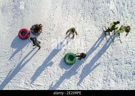 Huai'an, Huai'an, Cina. 11 Gennaio 2021. Jiangsu, CINA-Foto scattata il 9 gennaio 2021 mostra una stazione sciistica al canale Guyun a Huai 'An, la provincia di Jiangsu della Cina orientale. La temperatura era ancora al di sotto dello zero durante il giorno. Molti turisti sono desiderosi di andare a sciare all'aperto nel freddo inverno e divertirsi negli sport. Credit: SIPA Asia/ZUMA Wire/Alamy Live News Foto Stock