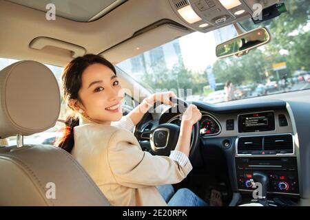 Guida la bella giovane donna Foto Stock
