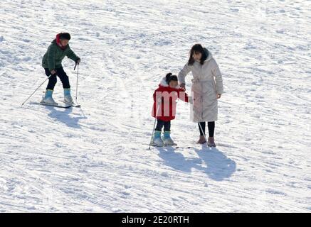 Huai'an, Huai'an, Cina. 11 Gennaio 2021. Jiangsu, CINA-Foto scattata il 9 gennaio 2021 mostra una stazione sciistica al canale Guyun a Huai 'An, la provincia di Jiangsu della Cina orientale. La temperatura era ancora al di sotto dello zero durante il giorno. Molti turisti sono desiderosi di andare a sciare all'aperto nel freddo inverno e divertirsi negli sport. Credit: SIPA Asia/ZUMA Wire/Alamy Live News Foto Stock