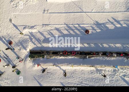 Huai'an, Huai'an, Cina. 11 Gennaio 2021. Jiangsu, CINA-Foto scattata il 9 gennaio 2021 mostra una stazione sciistica al canale Guyun a Huai 'An, la provincia di Jiangsu della Cina orientale. La temperatura era ancora al di sotto dello zero durante il giorno. Molti turisti sono desiderosi di andare a sciare all'aperto nel freddo inverno e divertirsi negli sport. Credit: SIPA Asia/ZUMA Wire/Alamy Live News Foto Stock