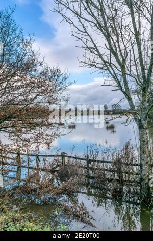 I campi di Norfolk si sono allagati in una bella giornata durante l'inverno. Vicino a Babingley in Norfolk ovest.. Foto Stock