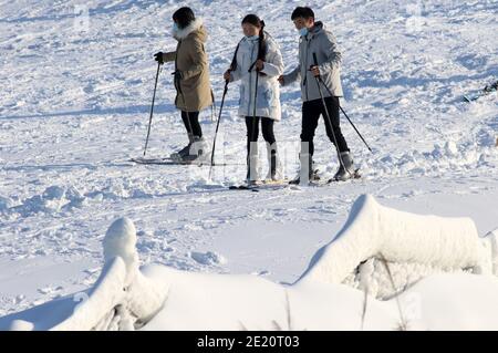 Huai'an, Huai'an, Cina. 11 Gennaio 2021. Jiangsu, CINA-Foto scattata il 9 gennaio 2021 mostra una stazione sciistica al canale Guyun a Huai 'An, la provincia di Jiangsu della Cina orientale. La temperatura era ancora al di sotto dello zero durante il giorno. Molti turisti sono desiderosi di andare a sciare all'aperto nel freddo inverno e divertirsi negli sport. Credit: SIPA Asia/ZUMA Wire/Alamy Live News Foto Stock