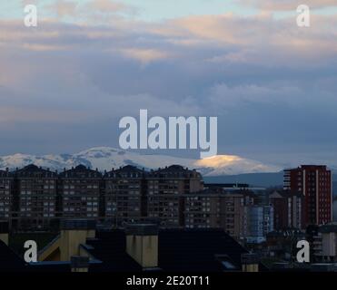 Mattina pesante nuvola scura con sole sulle cime delle colline e montagne Santander Cantabria Spagna Inverno Foto Stock