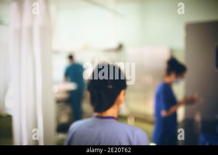 Medici di lavoro in terapia intensiva, background non focalizzato. Foto Stock