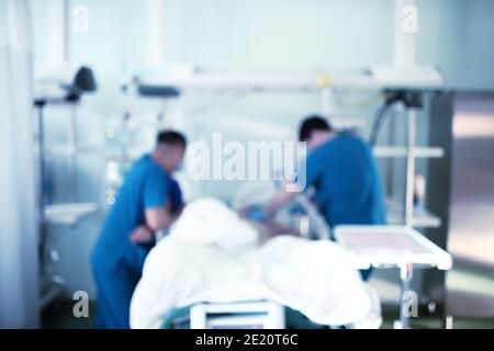 Salvataggio professionale in ospedale, background non focalizzato. Foto Stock