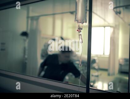 Medico di lavoro`s silhouette in un reparto paziente. Foto Stock