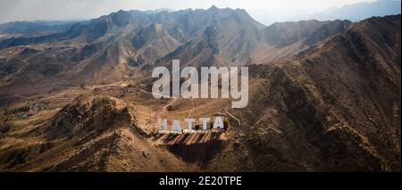 Segno di benvenuto della città di Hatta scritto con lettere grandi poste dentro Montagne Hajar nell'enclave Hatta di Dubai negli Stati Uniti Vista aerea degli Emirati Arabi Foto Stock