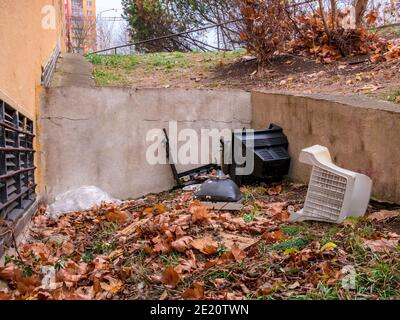 Il vecchio computer CRT e i monitor TV si sono abbattuti sui pezzi nell'angolo buio dell'area popolata. Foto Stock